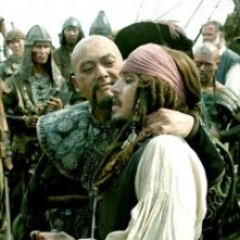 Johnny Depp e Chow Yun-Fat in una scena di Pirates of the Caribbean: At Worlds End