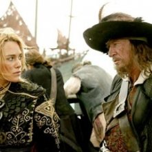 Keira Knightley e Geoffrey Rush in una scena di Pirates of the Caribbean: At Worlds End