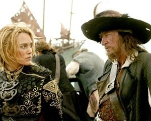 Keira Knightley e Geoffrey Rush in una scena di Pirates of the Caribbean: At Worlds End