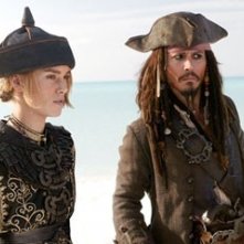 Keira Knightley e Johnny Depp in una scena di Pirates of the Caribbean: At Worlds End