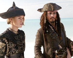 Keira Knightley e Johnny Depp in una scena di Pirates of the Caribbean: At Worlds End