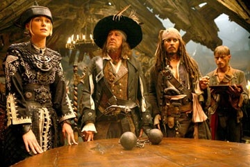 Keira Knightley Geoffrey Rush Johnny Depp E Mackenzie Crook In Una Scena Di Pirates Of The Caribbean At Worlds End 40348
