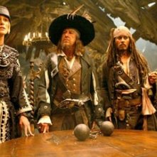 Keira Knightley, Geoffrey Rush, Johnny Depp e MacKenzie Crook  in una scena di Pirates of the Caribbean: At Worlds End