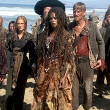 Keira Knightley, Geoffrey Rush, Naomie Harris e MacKenzie Crook in una scena di Pirates of the Caribbean: At Worlds End