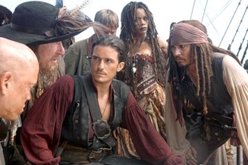 Naomie Harris, Geoffrey Rush, Johnny Depp e Orlando Bloom in una scena di Pirates of the Caribbean: At Worlds End