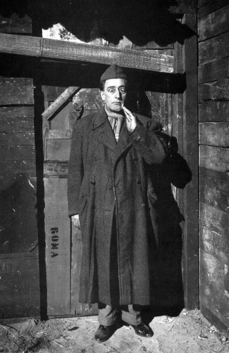 Totò in una scena del film Siamo uomini o caporali? 40520 Movieplayer.it