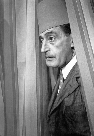 Totò in una scena del film Un turco napoletano