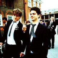 Andrew Knott e Dominic Cooper in una scena del film The History Boys