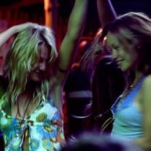 Beau Garrett e Olivia Wilde in una scena del film Turistas