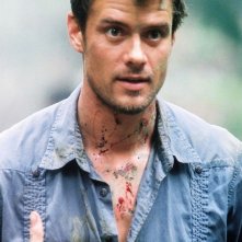 Josh Duhamel  in una scena del thriller Turistas
