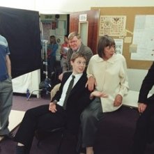 Nicholas Hytner, Samuel Barnett,  Alan Bennett, Frances de la Tour  e Dominic Cooper sul set del film The History Boys