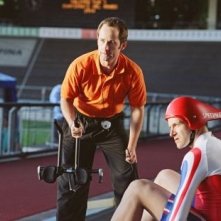 Billy Boyd e Jonny Lee Miller in una scena del film The Flying Scotsman