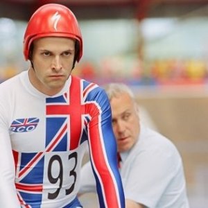 Jonny Lee Miller in una scena del film The Flying Scotsman