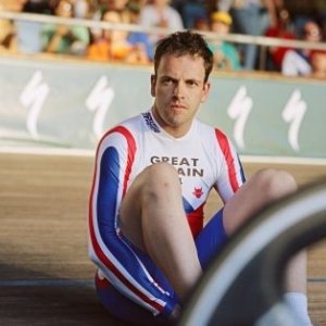 Jonny Lee Miller in una scena del film The Flying Scotsman