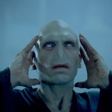 Joseph Fiennes è lo spaventoso Lord Voldemort in una scena del film Harry Potter e l'Ordine della Fenice