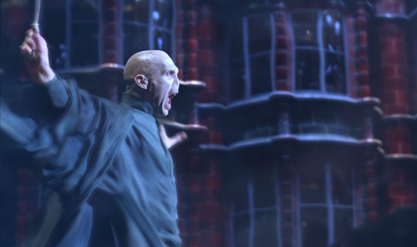 Joseph Fiennes è Lord Voldemort in una scena del film Harry Potter e l'Ordine della Fenice