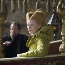 Cate Blanchett è Elizabeth in una scena del film The Golden Age