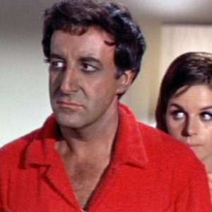 Peter Sellers con Claudine Longet in una scena del film Hollywood Party