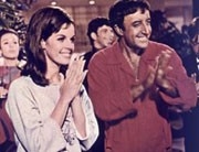 Peter Sellers e Claudine Longet in una scena del film Hollywood Party