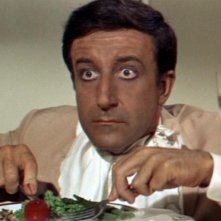 Peter Sellers in una scena del film Hollywood Party