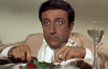 Peter Sellers in una scena del film Hollywood Party