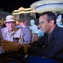 Carl Reiner e Eddie Jemison in una scena del film Ocean's Thirteen