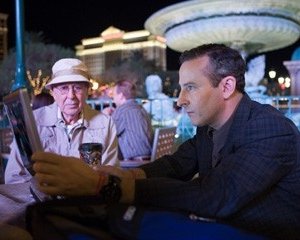 Carl Reiner e Eddie Jemison in una scena del film Ocean's Thirteen