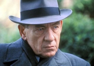 L'attore Ian McKellen in una scena del film Follia
