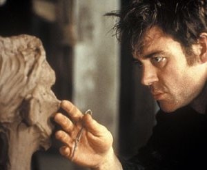 Marton Csokas in una scena del film Follia