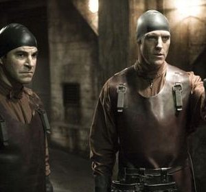 Roger Bart e Richard Burgi in una scena del film Hostel II