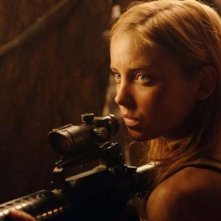 Jessica Stroup in una scena action di The Hills Have Eyes II