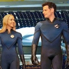 Ioan Gruffudd e Jessica Alba in una immagine de I fantastici 4 e Silver Surfer