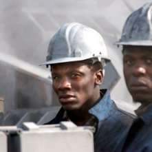 Mncedisi Shabangu e Derek Luke in una scena del film Catch a Fire
