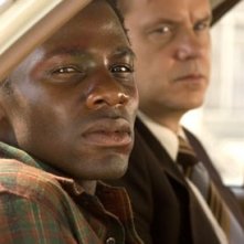 Tim Robbins con Derek Luke in una scena del film Catch a Fire