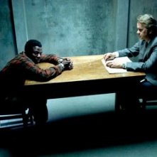 Tim Robbins con l'attore Derek Luke in una scena del film Catch a Fire