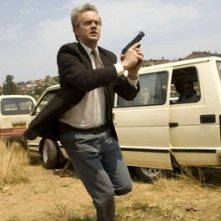 Tim Robbins in una scena d'azione del film Catch a Fire
