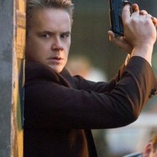 Tim Robbins in una scena action del film Catch a Fire