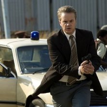 l'attore Tim Robbins in una scena del film Catch a Fire