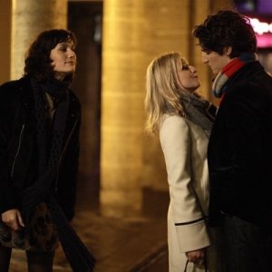 Clotilde Hesme, Ludivine Sagnier & Louis Garrel in una scena del film Les chansons d'amour