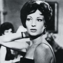 Monica Vitti in una scena del film L'avventura di Antonioni