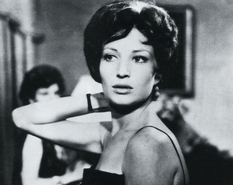 Monica Vitti in una scena del film L'avventura di Antonioni