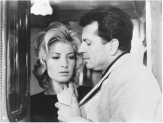 Monica Vitti in una scena del film L'avventura (1960)