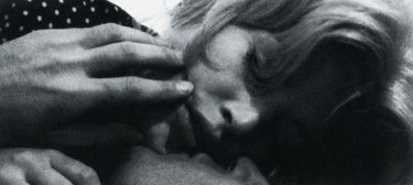 Monica Vitti in una sensuale scena del film L'avventura