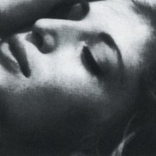 primo piano di Monica Vitti in una scena del film L'avventura