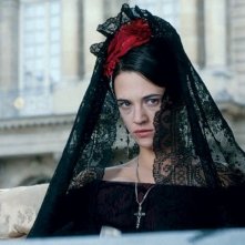 Asia Argento di nero vestita in una scena del film Une vieille maitresse