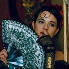 una seducente Asia Argento in una scena del film Une vieille maitresse