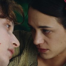 Fu'ad Ait Aattou e Asia Argento in una scena del film Une vieille maitresse