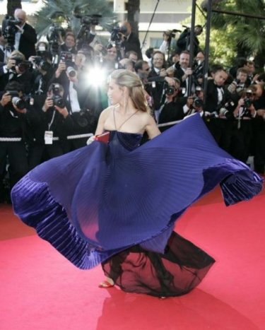 Cannes 2007: uno splendido abito blu notte per Vahina Giocante