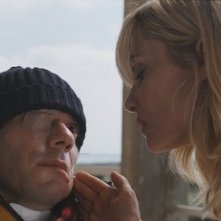 Emmanuelle Seigner  e Mathieu Amalric in una scena del film Le scaphandre et le papillon