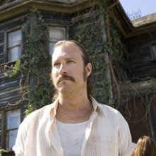 John Corbett in una scena del film The Messengers